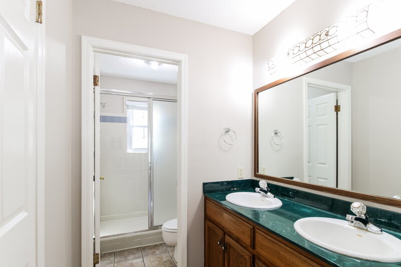 2,095/Mo, 7695 Stout Rd Germantown, TN 38138 Main Bathroom View