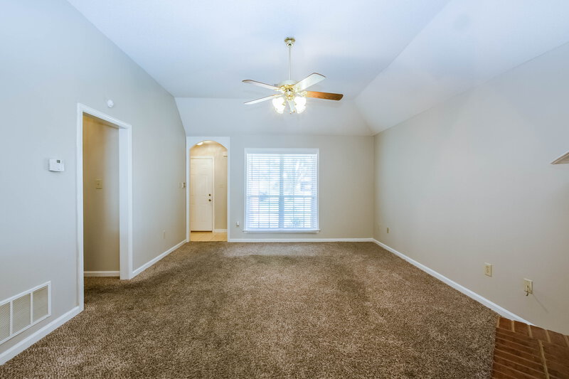 1,370/Mo, 7589 Davis Pkwy Southaven, MS 38671 Living Room View