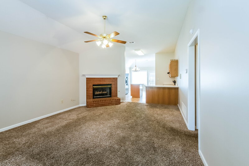 1,370/Mo, 7589 Davis Pkwy Southaven, MS 38671 Living Room View 2