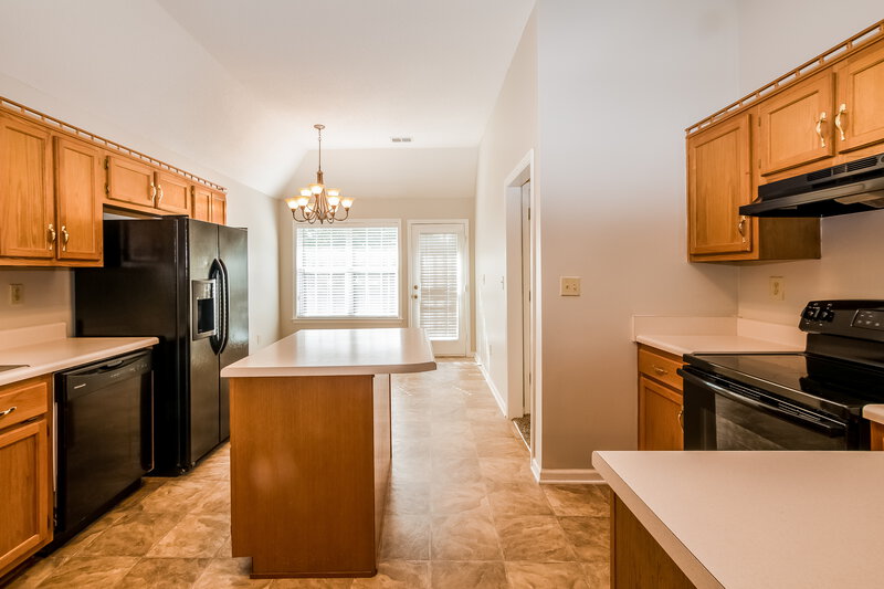 1,370/Mo, 7589 Davis Pkwy Southaven, MS 38671 Kitchen View 2