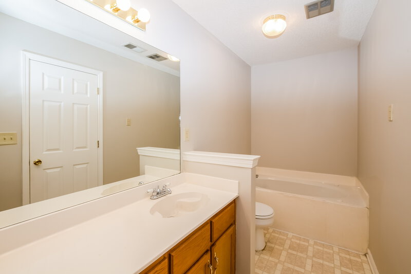 1,370/Mo, 7589 Davis Pkwy Southaven, MS 38671 Bathroom View