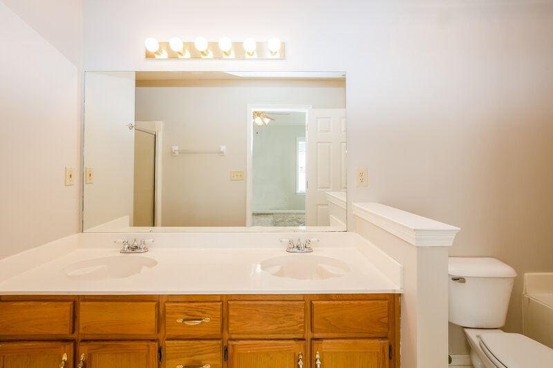 1,370/Mo, 7589 Davis Pkwy Southaven, MS 38671 Bathroom View 3