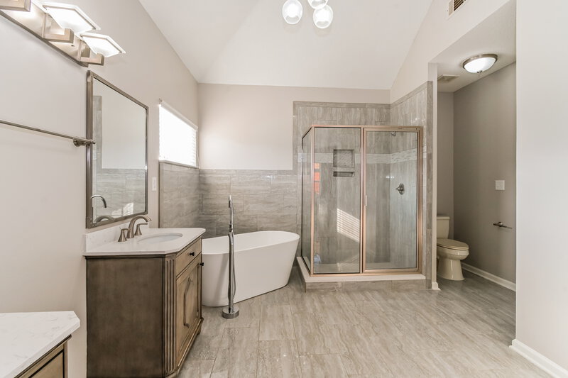 2,220/Mo, 8832 Sweet Flag Loop W Southaven, MS 38671 Main Bathroom View