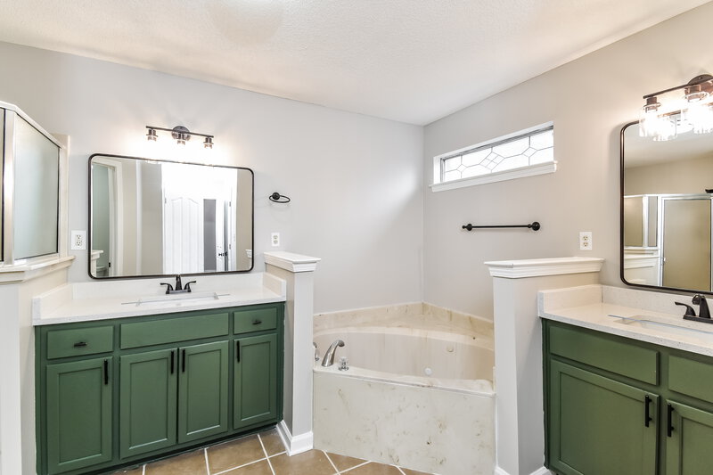 2,035/Mo, 8391 Olivia Ln Southaven, MS 38672 Main Bathroom View