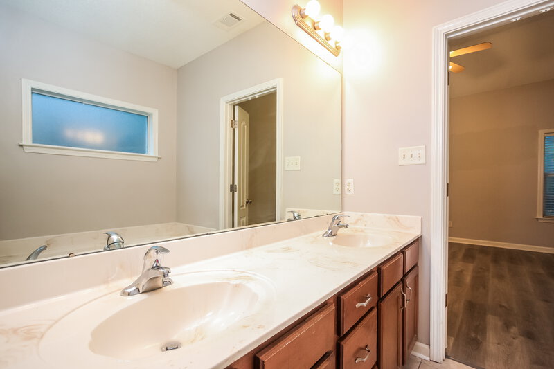 2,180/Mo, 8116 Fleets Run Dr Cordova, TN 38018 Main Bathroom View
