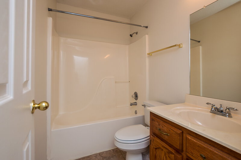 2,320/Mo, 10716 Ridgefield Dr Olive Branch, MS 38654 Bathroom View