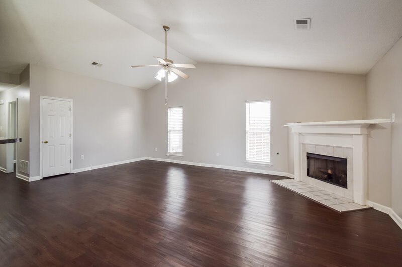 1,875/Mo, 1708 Cherry Creek Dr Southaven, MS 38671 Living Room View