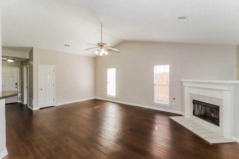 2,640/Mo, 1708 Cherry Creek Dr Southaven, MS 38671 Living Room View 2