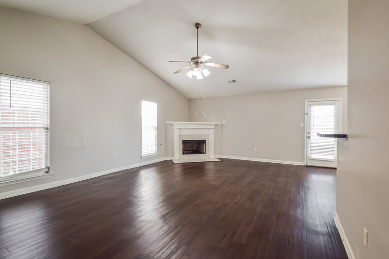 1,875/Mo, 1708 Cherry Creek Dr Southaven, MS 38671 Living Room View 2