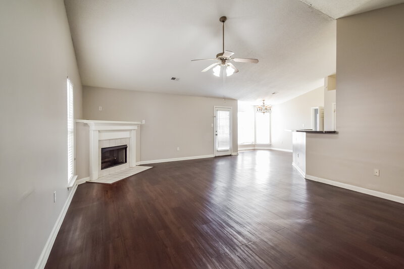 1,875/Mo, 1708 Cherry Creek Dr Southaven, MS 38671 Living Room View 3