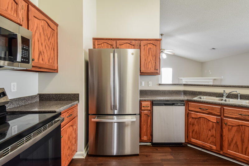 1,875/Mo, 1708 Cherry Creek Dr Southaven, MS 38671 Kitchen View 2