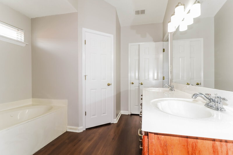 2,640/Mo, 1708 Cherry Creek Dr Southaven, MS 38671 Main Bathroom View