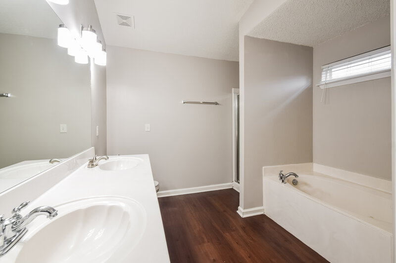 1,875/Mo, 1708 Cherry Creek Dr Southaven, MS 38671 Main Bathroom View
