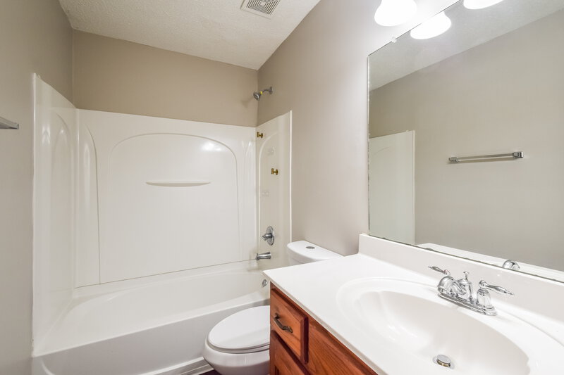 1,875/Mo, 1708 Cherry Creek Dr Southaven, MS 38671 Bathroom View