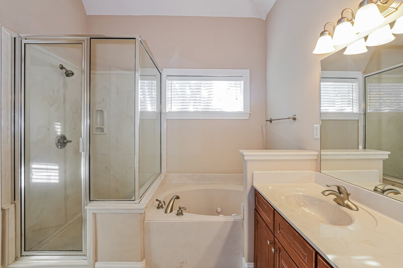 2,030/Mo, 4869 Rosebrook Cir E Southaven, MS 38672 Main Bathroom View