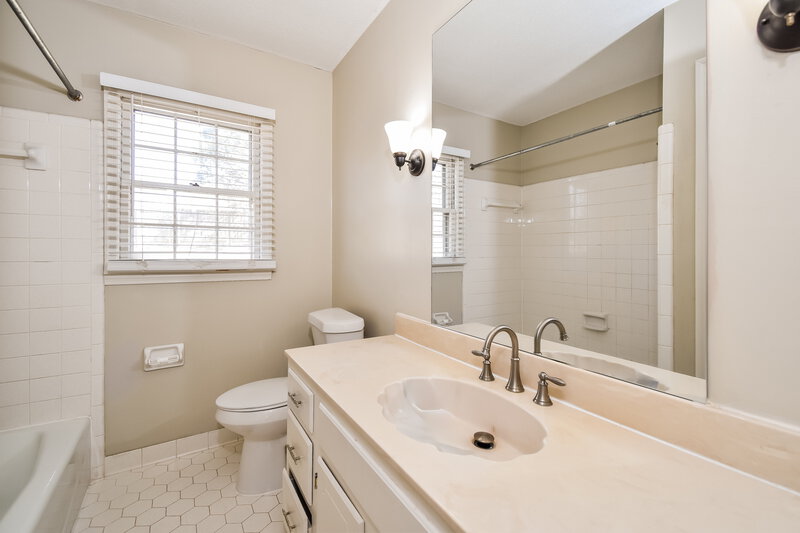 2,445/Mo, 1790 Malabar Dr Germantown, TN 38138 Main Bathroom View