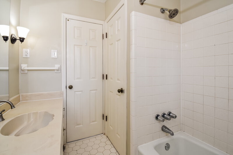 2,445/Mo, 1790 Malabar Dr Germantown, TN 38138 Main Bathroom View 2