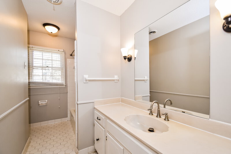 2,445/Mo, 1790 Malabar Dr Germantown, TN 38138 Bathroom View