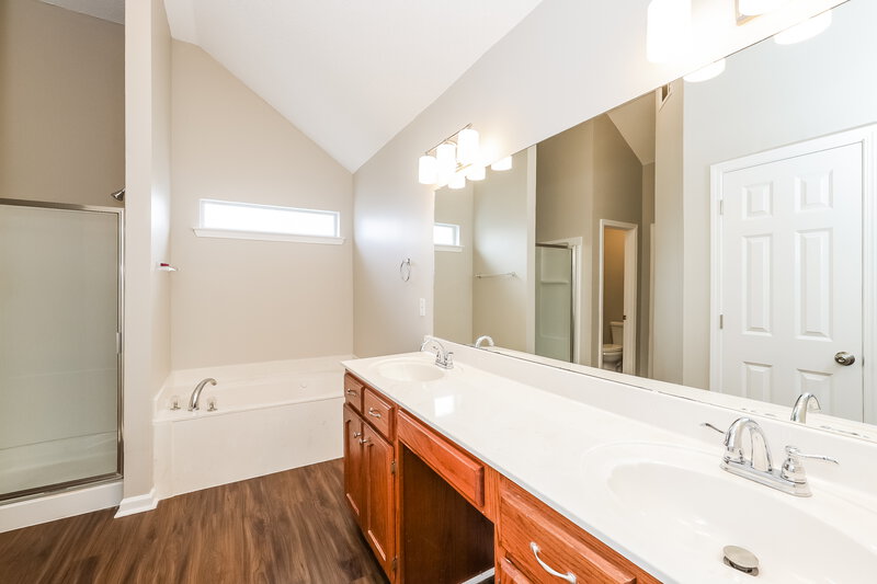 2,150/Mo, 13268 Sandbourne S Olive Branch, MS 38654 Main Bathroom View