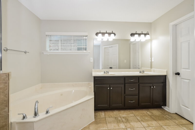 1,770/Mo, 7868 Ridgedale Dr Olive Branch, MS 38654 Main Bathroom View