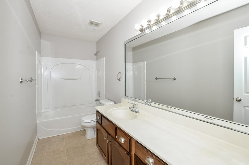 1,715/Mo, 7086 Crape Myrtle Dr Olive Branch, MS 38654 Main Bathroom View