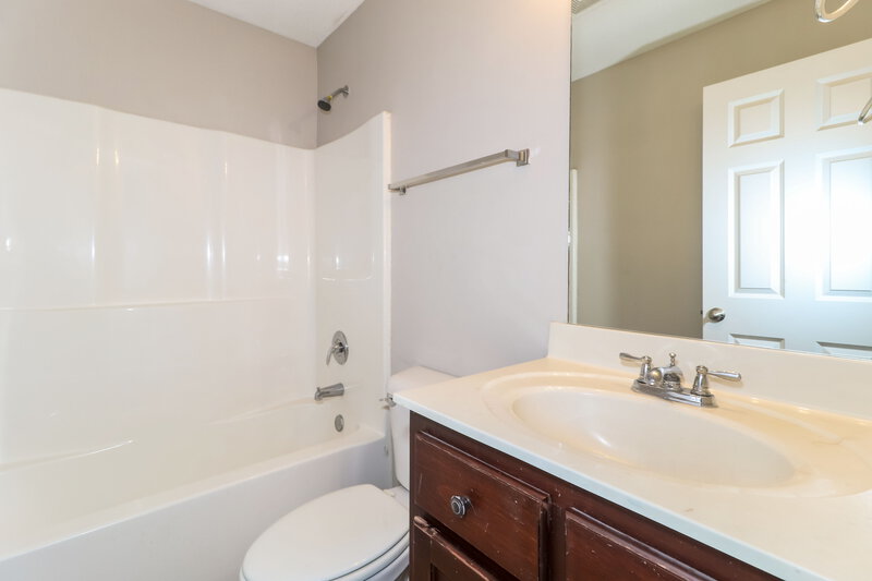 1,460/Mo, 10229 Cottage Farms Dr Cordova, TN 38016 Bathroom View