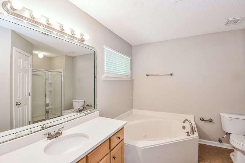 1,680/Mo, 7039 Maple Grove Rd Olive Branch, MS 38654 Main Bathroom View