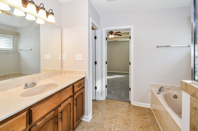 2,670/Mo, 7860 Ridgedale Dr Olive Branch, MS 38654 Main Bathroom View 2