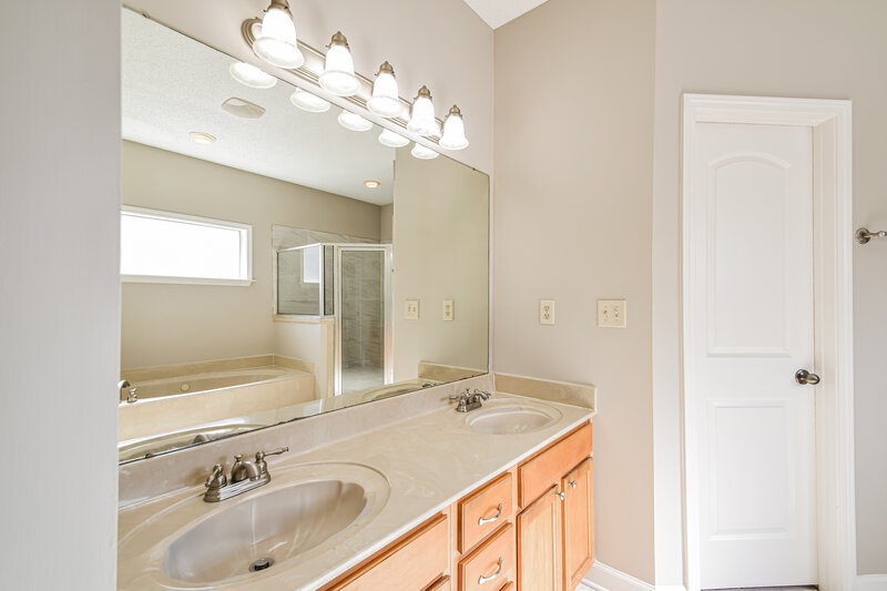 2,275/Mo, 1721 Englehart St Cordova, TN 38016 Main Bathroom View 2