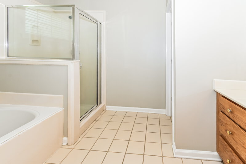 1,930/Mo, 5791 Pecan Trce Bartlett, TN 38135 Main Bathroom View