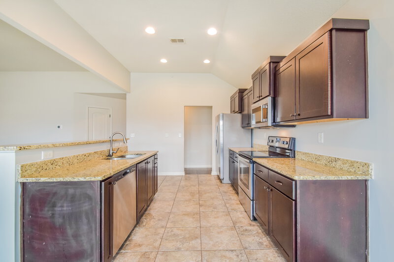 2,255/Mo, 2805 S Cherry Dr Southaven, MS 38672 Kitchen View 2