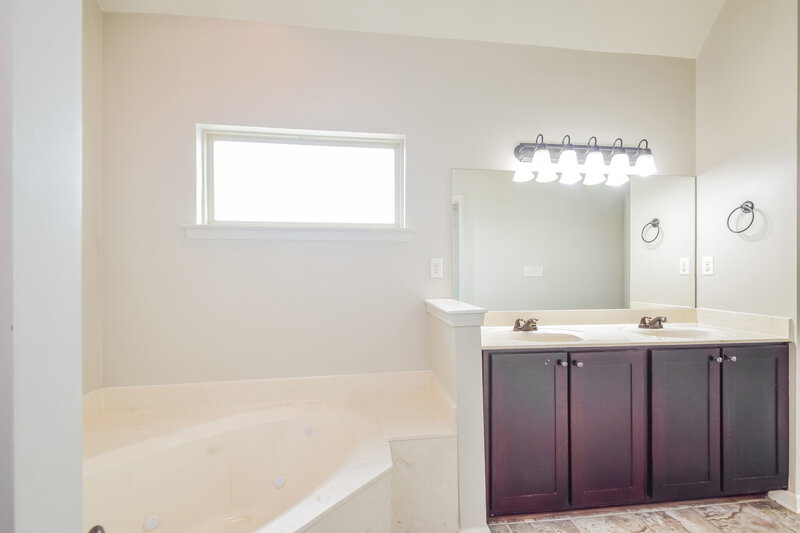 2,255/Mo, 2805 S Cherry Dr Southaven, MS 38672 Main Bathroom View 2