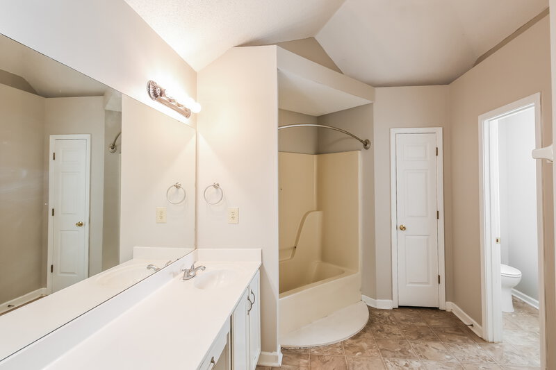 2,550/Mo, 7234 Fox Creek Dr Olive Branch, MS 38654 Main Bathroom View