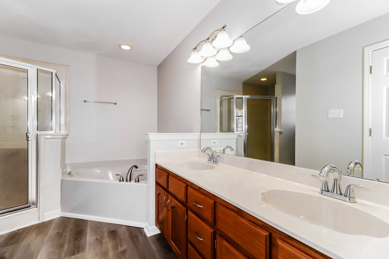 2,550/Mo, 8682 Overcup Oaks Dr Cordova, TN 38018 Main Bathroom View