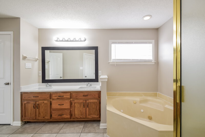 2,005/Mo, 9922 Lacee Ln Olive Branch, MS 38654 Main Bathroom View 2