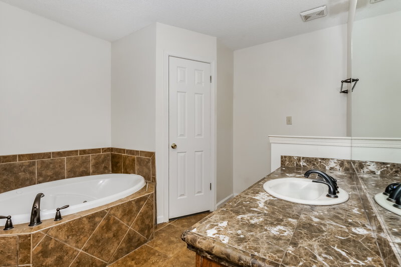 2,450/Mo, 1400 Milestone Dr Collierville, TN 38017 Main Bathroom View