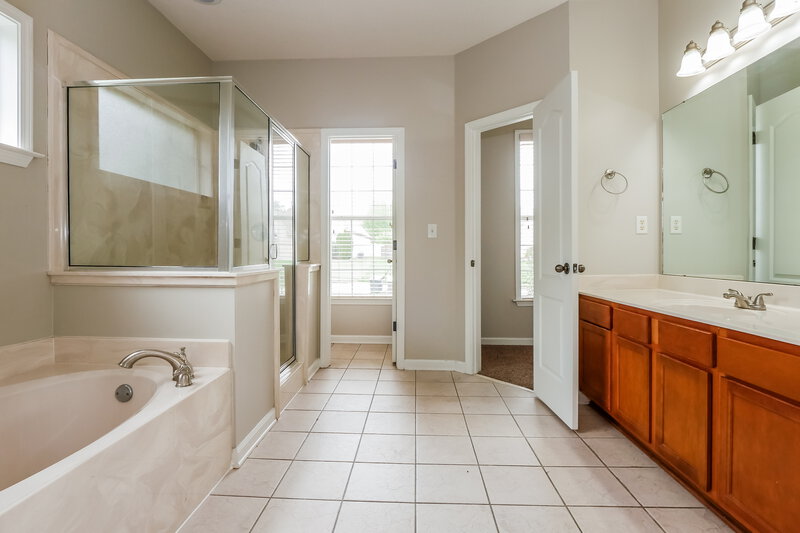 2,145/Mo, 9555 Morning Shadow Dr Cordova, TN 38016 Main Bathroom View