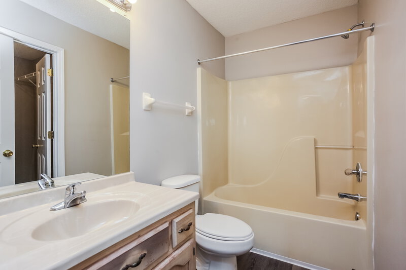 2,460/Mo, 2200 Rocky Stream Dr Cordova, TN 38016 Main Bathroom View