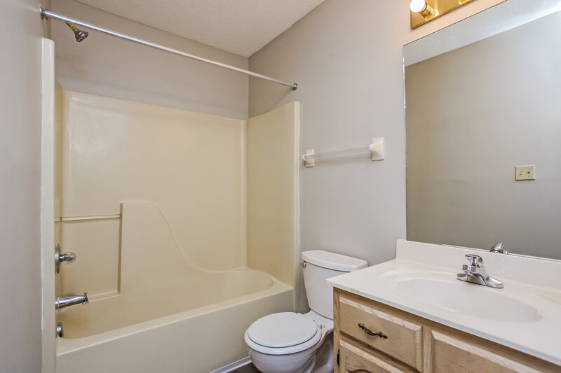 2,460/Mo, 2200 Rocky Stream Dr Cordova, TN 38016 Bathroom View