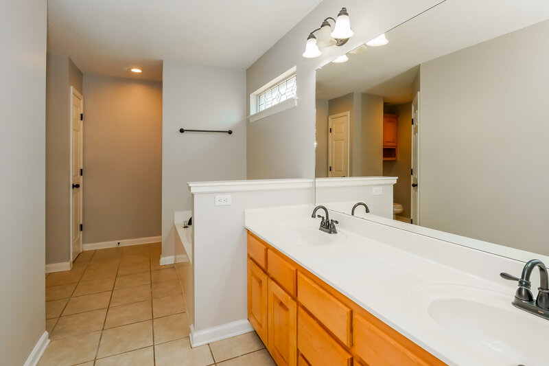 1,855/Mo, 1820 Mary Payton Cv Southaven, MS 38671 Main Bathroom View
