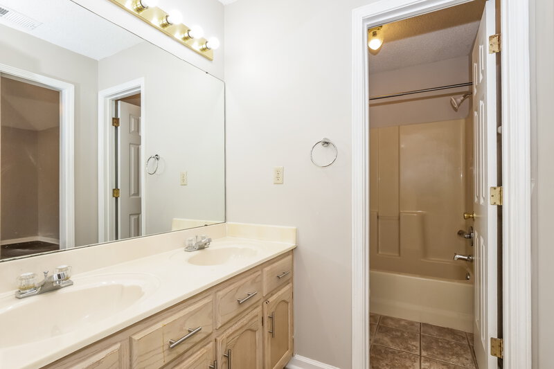 1,625/Mo, 6940 Brady Hill Dr Cordova, TN 38018 Main Bathroom View