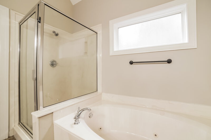 2,125/Mo, 2932 Keeley Cv Southaven, MS 38671 Main Bathroom View