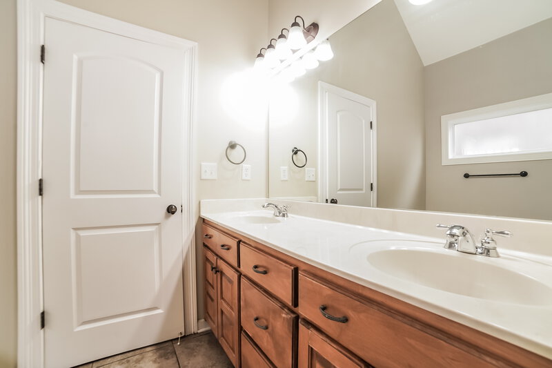 2,125/Mo, 2932 Keeley Cv Southaven, MS 38671 Main Bathroom View 2