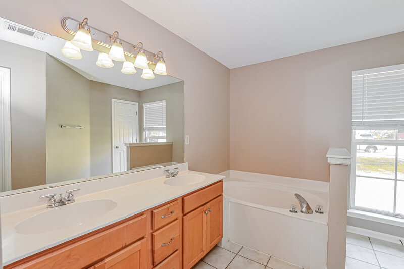 2,130/Mo, 4064 Sidlehill Dr Olive Branch, MS 38654 Main Bathroom View