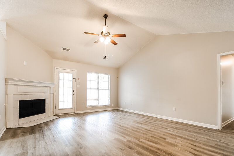 1,890/Mo, 1805 Steeplechase Cv Southaven, MS 38671 Living Room View