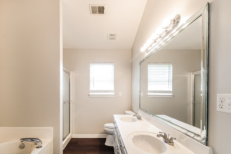 1,890/Mo, 1805 Steeplechase Cv Southaven, MS 38671 Main Bathroom View