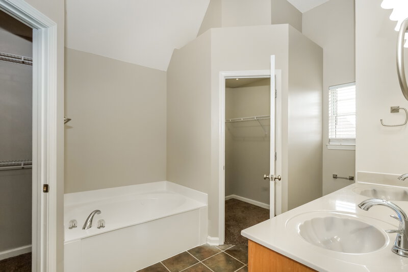 2,370/Mo, 8359 Olivia Ln Southaven, MS 38672 Main Bathroom View