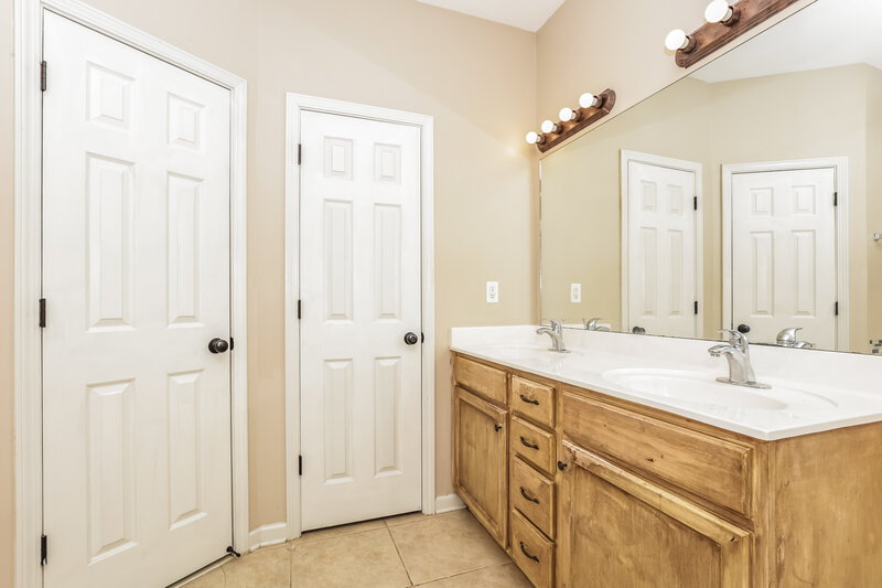 1,835/Mo, 8518 Griffin Park Dr Cordova, TN 38018 Main Bathroom View 2