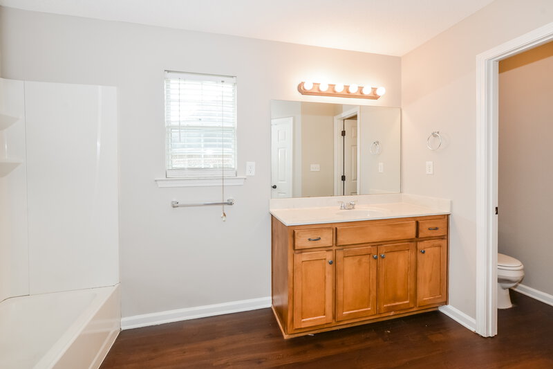 1,945/Mo, 7916 Ridgedale Dr Olive Branch, MS 38654 Main Bathroom View 2