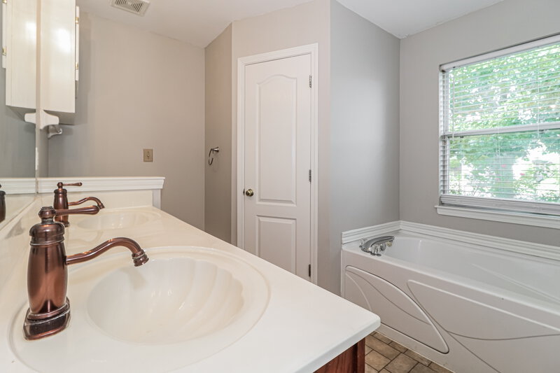 1,915/Mo, 6399 Sandbourne W Olive Branch, MS 38654 Main Bathroom View
